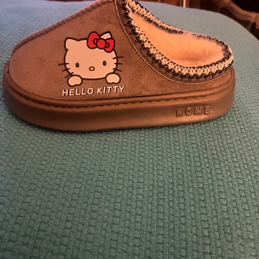 Warm & Cozy Hello Kitty Gray Slippers - Picture 4 of 7
